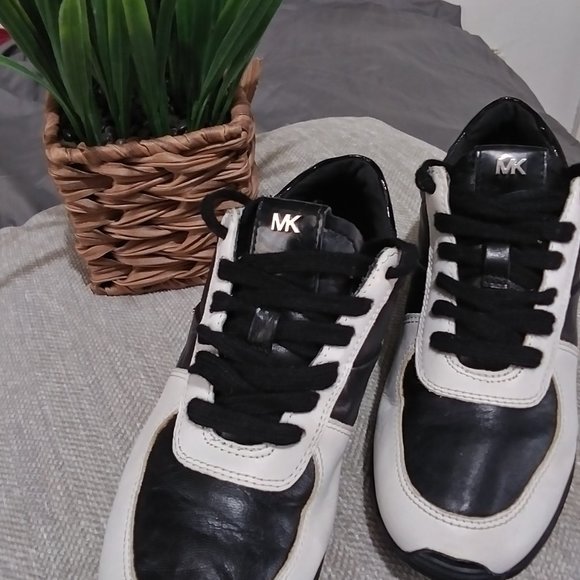 MICHAEL Michael Kors leather black and white  Allie Trainer size 6M - Picture 1 of 14